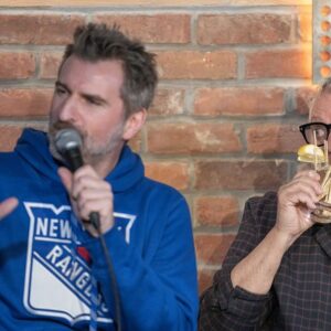 Jean-Thomas Jobin Instagram - Quelle soirée inoubliable pour moi à @sousecoute dimanche dernier avec mon idole @labreche.marc, j’ai eu des maux de ventre de rires à plusieurs reprises. Quel cerveau unique, j’ai une admiration ÉNORME pour ce talent si singulier. Cet humain est ni plus ni moins une mine d’or! Je me considère choyé d’avoir pu vivre ça de si près avec mon très bon ami @mikewardca, je n’aurais jamais voulu que ça cesse. L’épisode est en ligne pour les abonnés Patreon et sera disponible pour tous et toutes dans quelques semaines. Un épisode où on aura assisté à la naissance de T-up 😂😂😂. J’en ris encore. Marc et Mike, merci d’exister! Et je suis persuadé que de là haut, notre très cher @b4bus regardait cela avec un large sourire. Salut Jason! ❤️

P.S. : merci @michelgrenier pour ces clichés-souvenirs qui berceront mes vieux jours