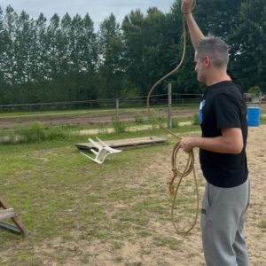Jean-Thomas Jobin Instagram - Carrousel résumé d’une belle journée avec mon adorable amie @kimklavel. Pis j’ai formé des alliances avec tous les animaux de l’écurie. Particulièrement la chèvre Poupée qui a vécu une peine d’amour à mon départ! (Je risque de l’emmener en finale en tant que « goat ») (joke pour les initiés) 

Merci mon amie pour l’accueil chaleureux et merci aussi à sa maman Linda et son chum Réjean pour l’hospitalité équestre! 🐎