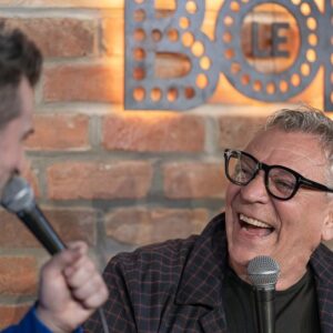 Jean-Thomas Jobin Instagram - Quelle soirée inoubliable pour moi à @sousecoute dimanche dernier avec mon idole @labreche.marc, j’ai eu des maux de ventre de rires à plusieurs reprises. Quel cerveau unique, j’ai une admiration ÉNORME pour ce talent si singulier. Cet humain est ni plus ni moins une mine d’or! Je me considère choyé d’avoir pu vivre ça de si près avec mon très bon ami @mikewardca, je n’aurais jamais voulu que ça cesse. L’épisode est en ligne pour les abonnés Patreon et sera disponible pour tous et toutes dans quelques semaines. Un épisode où on aura assisté à la naissance de T-up 😂😂😂. J’en ris encore. Marc et Mike, merci d’exister! Et je suis persuadé que de là haut, notre très cher @b4bus regardait cela avec un large sourire. Salut Jason! ❤️

P.S. : merci @michelgrenier pour ces clichés-souvenirs qui berceront mes vieux jours