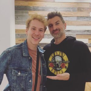 Jean-Thomas Jobin Instagram - De la superbe visite après mon show hier dans la loge à la @salleodyssee de Gatineau. @nicolas.survivorqc, celui surnommé affectueusement « Le p’tit Nico » mais qui s’est avéré si Grand. Rapidement dans le processus d’audition, on a été happé par ton éloquence, ta sensibilité, ton intelligence, ton histoire et ton côté ultra attachant. 7 mois plus tard, après un fort combatif parcours atypique très méritoire, tu es élu par tes pairs GRAND GAGNANT de @survivor.quebec. Quel chemin parcouru! Toi qui avais en Kim et Chris deux très bons adversaires en finale. Tu ne l’as pas volé. Sois fier et continue de sourire, celui-ci est contagieux 😊. Tu seras un magnifique ambassadeur du jeu. Bravo et peu importe ce que l’avenir te réserve, il sera sans doute comme toi: brillant! ⭐️⭐️⭐️🔥🔥🔥

P.S.: tel que promis, je te dédie le numéro sur les drapeaux, NE T’ÉVANOUIS PAS LAAAAAA !!! 😅😅

P.P.S.: gros merci aussi à deux beaux jurés, Karine et Sylvain, qui ont si bien nourri l’histoire dans le jeu. C’était vraiment agréable comme soirée! Me sentais quasiment dans la tribu Kalooban. Pis vu qu’ils gagaient AUCUNE récompense sur l’ile, je leur ai donné toute la bouffe de la loge!