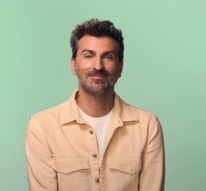 Jean-Thomas Jobin Instagram - Salut! ( politesse impressionnante ici) Cette photo est sur mon site web nouvellement revampé. Un site tout simple mais rafraichi où il y a mes prochaines dates de rodage avec les villes que je visiterai et les liens pour vous procurer des billets, si jamais vous avez envie de venir me voir! Par ailleurs, vous pourrez y lire une bio MA FOI FORT COMPLÈTE. Bref, si vous avez envie de consulter cette mise à jour qui était plus que due et y trouver quelques mini bouffonneries, le lien du site est dans ma bio! Merci de me suivre ❤️

Photo: @maude_denis_photo