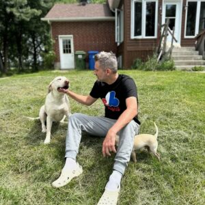 Jean-Thomas Jobin Instagram - Carrousel résumé d’une belle journée avec mon adorable amie @kimklavel. Pis j’ai formé des alliances avec tous les animaux de l’écurie. Particulièrement la chèvre Poupée qui a vécu une peine d’amour à mon départ! (Je risque de l’emmener en finale en tant que « goat ») (joke pour les initiés) 

Merci mon amie pour l’accueil chaleureux et merci aussi à sa maman Linda et son chum Réjean pour l’hospitalité équestre! 🐎