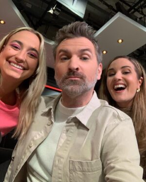 Jean-Thomas Jobin Instagram - C’est ma toute dernière dans le rôle d’analyste à Gérants d’estrade ce soir après le gala de @bigbrothercelebrites. Je vais m’ennuyer, j’avais bien du plaisir à analyser sans prétention ce jeu que j’aime beaucoup. Je quitte dans quelques jours pour les Philippines pour mon rôle de consultant pour @survivor.quebec, en plus d’animer le show d’analyse ce printemps. J’ai super hâte! 

Lorsque j’ai accepté de participer à la saison 1 avec plaisir, je me doutais pas que Big Brother me mènerait à cette cascade de divertissantes opportunités! Gros merci à @noovo.ca et @groupeentourage pour la confiance (merci @nbbustos et @ouelletmathieu). Merci à toute l’équipe de production de Gérants d’estrade. J’ai eu bien du plaisir avec @mjgauvin cette année et @kimrusk l’an dernier, merci à vous! @martinvachon va être super comme analyste, je vais vous regarder avec joie de loin. Pour ma dernière, la pétillante @eleonorelagace est avec nous ainsi que la fort sympathique @stepharvey! 

Et aussi, un gros merci au public qui nous suit, j’espère humblement que vous avez senti ma joie d’y être. 

Au plaisir, et Survivor, here i come 🕺🏻❤️🙏🏻🔥