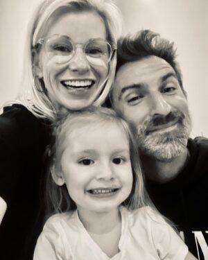 Jean-Thomas Jobin Instagram - En compagnie de @cathygauthier_humoriste qui est une maman magistrale et une adorable filleule avec un sourire de crémage à gâteau. 😍