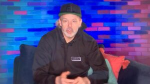 Jean-Thomas Jobin Instagram - Hahaha je suis retombé sur ce beau souvenir dans mon cellulaire!

@bigbrothercelebrites recommence ce soir. Joueurs/joueuses, parler stratégie c’est le fun, mais autre chose bin bin le fun: gosser un bon allié qui cherche fougueusement à parler stratégie. N’est-ce pas @francoislambert.one ? 🤔❤️

Bonne chance à tous les joueurs! Savourez l’expérience, je serai des 3 premiers Gérants d’estrade (le show d’analyse) avant mon départ pour les Philippines, j’ai bien hâte de regarder la nouvelle gang évoluer!

Dernier conseil: arrivez pas à la légère!