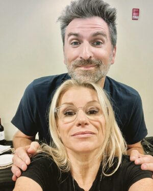 Jean-Thomas Jobin Instagram - Posture totem d’avant show avec ma très chère amie @cathygauthier_humoriste ❤️