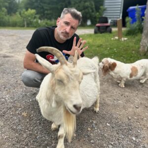Jean-Thomas Jobin Instagram - Carrousel résumé d’une belle journée avec mon adorable amie @kimklavel. Pis j’ai formé des alliances avec tous les animaux de l’écurie. Particulièrement la chèvre Poupée qui a vécu une peine d’amour à mon départ! (Je risque de l’emmener en finale en tant que « goat ») (joke pour les initiés) 

Merci mon amie pour l’accueil chaleureux et merci aussi à sa maman Linda et son chum Réjean pour l’hospitalité équestre! 🐎