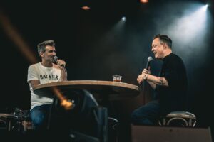 Jean-Thomas Jobin Instagram - La rétrospective de mon année 2023 dans un carrousel sous fond de nostalgie, de gratitude et de singeries ( littéralement)

Résumé: j’ai eu le privilège et surtout le grand plaisir de collaborer à l’adaptation de Survivor, mon émission préférée au monde. Beaucoup de fierté et de plaisirs associés à ce si beau jeu que j’aime tant. 🔥

J’ai aussi eu des expériences de scène grisantes: comme un autre Sous écoute devant 15 000 personnes avec de bons amis, et aussi le début de ma tournée avec mon nouveau spectacle Dix Stricts Trente Thés Un, qui se passe super bien jusqu’à présent. Merci d’être là ❤️. 

Ah pis je fus aussi une femme-singe bin fière de son poupon… mais SURTOUT: je suis maintenant l’heureux propriétaire de bobettes Corn Flakes! ( pas besoin de vous dire que c’est le point culminant de mon année)

Au plaisir de vous croiser en 2024 lors de ma tournée ou dans différents projets plaisants, je me trouve bien choyé de pouvoir vivre d’un métier qui me fait vivre plein de choses variées, atypiques et vraiment chouettes (proches parents du hibou)

Je vous souhaite un merveilleux 2024, plein de petits et grands bonheurs, de la paix, de la sérénité, de la santé… Et, idéalement, des caleçons Corn Flakes! 🙏🏻🍾🥂

BONNE ANNÉE! ❤️❤️❤️