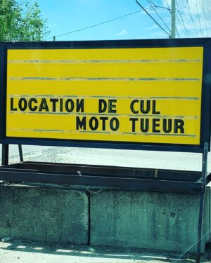 Jean-Thomas Jobin Instagram - Y’a des petits filous qui ont fait un charivari avec les lettres de l’écriteau d’une quincaillerie . Call me immature mais ça m’a diverti!😀