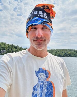 Jean-Thomas Jobin Instagram - 🔥🔥🔥 C’est potentiellement débattable que je suis le pire enfileur de bandeau de l’histoire de Survivor. En revanche, je suis EXCEPTIONNEL pour agencer les couleurs du bandeau avec mon t-shirt de Willie Nelson! 

AVERTISSEMENT: si vous n’avez pas encore regardé la finale d’hier, ne lisez pas ce qui suit car je vais, entre autres, féliciter la personne gagnante!

@survivor.quebec saison 2 a pris fin hier soir, quelle belle saison ce fut. Depuis des lustres, j’ai toujours une petite nostalgie quand une saison de Survivor se termine. Pour ce qui est de celles au Québec, on dirait que ma nostalgie est rehaussée. Mon amour pour ce jeu n’est plus un secret pour personne. Avant quand je parlais de Survivor, je peinais à trouver des gens qui aimaient cela car c’était peu connu ici. Maintenant, la fièvre Survivor est de plus en plus répandue ici, et ça me fait sourire comme sur cette photo.

J’aimerais féliciter @ghyslain.survivorqc, quelle belle game il a joué, concluant le tout par un conseil de tribu final extrêmement solide, cette joute oratoire est l’épreuve ultime à Survivor, elle est capitale et ce fut une impressionnante touche finale. Un gros BRAVO. 

Gros coups de chapeaux aussi aux finalistes @kassandre.survivorqc et @andre.survivorqc des finalistes très méritants qui n’ont pas volé leur place en finale. 42 jours de combativité et résilience! 

Et en plus des trois finalistes, j’ajoute mes grands respects aux 17 autres joueurs qui ont été d’une grande générosité et très engageants à suivre. J’ai adoré vous voir à l’oeuvre. Participer au processus de casting est une expérience que j’aime énormément. Ça me touche de voir de belles personnes pertinentes et passionnées vouloir vivre leur rêve. C’est comme si je vivais le mien au travers eux. Quelle belle cohorte vous êtes, soyez fiers et un retentissant MERCI 🙏🏻.

Merci aussi à @patricebelanger.officiel pour le beau bandeau-cadeau! Et bravo encore pour ton travail colossal.

Hier j’entamais ma 50e année sur terre (49 ans! 😲 LA VIE VA VIIIIIITE comme j’en parle dans mon show, avec un fond d’anxiété 😀) alors j’tais bien heureux de l’entamer en baignant dans un univers qui me fait du bien!

À bientôt j’espère!
