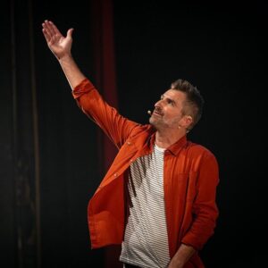 Jean-Thomas Jobin Instagram - La rétrospective de mon année 2023 dans un carrousel sous fond de nostalgie, de gratitude et de singeries ( littéralement)

Résumé: j’ai eu le privilège et surtout le grand plaisir de collaborer à l’adaptation de Survivor, mon émission préférée au monde. Beaucoup de fierté et de plaisirs associés à ce si beau jeu que j’aime tant. 🔥

J’ai aussi eu des expériences de scène grisantes: comme un autre Sous écoute devant 15 000 personnes avec de bons amis, et aussi le début de ma tournée avec mon nouveau spectacle Dix Stricts Trente Thés Un, qui se passe super bien jusqu’à présent. Merci d’être là ❤️. 

Ah pis je fus aussi une femme-singe bin fière de son poupon… mais SURTOUT: je suis maintenant l’heureux propriétaire de bobettes Corn Flakes! ( pas besoin de vous dire que c’est le point culminant de mon année)

Au plaisir de vous croiser en 2024 lors de ma tournée ou dans différents projets plaisants, je me trouve bien choyé de pouvoir vivre d’un métier qui me fait vivre plein de choses variées, atypiques et vraiment chouettes (proches parents du hibou)

Je vous souhaite un merveilleux 2024, plein de petits et grands bonheurs, de la paix, de la sérénité, de la santé… Et, idéalement, des caleçons Corn Flakes! 🙏🏻🍾🥂

BONNE ANNÉE! ❤️❤️❤️