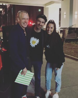 Jean-Thomas Jobin Instagram - Merci à Sylvie Pharand pour l’envoi de ces 2 photos souvenir qui m’ont fait sourire: Il y a un an, je quittais un 92 jours de « Coupure du monde » avec 2 alliés, devenus amis. À notre sortie, on a été envoyé à l’hôtel pour 2 jours et même si on avait chacun notre chambre, par réflexe et habitude, on « chillait » tous dans la même. Au point où quand je me suis rendu dans ma chambre pour prendre ma douche en fin de soirée, je l’avais tellement pas visité (juste garroché ma valise rapidement) que je m’étais pas rendu compte, qu’en raison d’une confusion dans une communication, j’avais aucun drap sur mon lit pis zéro serviette dans la chambre, bref j’avais rien pour m’essuyer, faque j’ai pris su’l top de mes bagages un chandail des Canadiens qu’on nous avait donné à Big Brother( (assurément le pire textile pour absorber de l’eau) et puis vu qu’on avait pas de téléphone dans nos chambres car on devait être encore hors circuit, je suis allé cogné à la chambre de notre sympathique « Nounou » Sylvie un peu dégoulinant pour dire «  Ouin, je pense que ma chambre était pas prête dans le fond, j’ai aucune serviette! ». Elle a ri et pris cette photo! 😅🤷🏻‍♂️Finalement ils m’ont emmené dans une autre chambre. Avec draps et serviettes. 🕺🏻

Bravo à @stepharvey pour sa belle victoire et bienvenue dans le cercle des vainqueurs de @bigbrothercelebrites , quoiqu’à juste 2, c’pas simple de faire un cercle, ni même un triangle… bref bienvenue dans le trait! Ou la ligne!

P.S.: Y reste un dernier gérants d’estrade dimanche prochain, bravo aux joueurs et aux joueuses pour la divertissante saison! 

P.P.S.: Papa, le chandail du CH était moins efficace qu’UNE SERVIETTE QUI ÉPONGE BIEN! (référence à un gag de mon dernier show, pour ceux qui la pognent)
