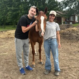 Jean-Thomas Jobin Instagram - Carrousel résumé d’une belle journée avec mon adorable amie @kimklavel. Pis j’ai formé des alliances avec tous les animaux de l’écurie. Particulièrement la chèvre Poupée qui a vécu une peine d’amour à mon départ! (Je risque de l’emmener en finale en tant que « goat ») (joke pour les initiés) 

Merci mon amie pour l’accueil chaleureux et merci aussi à sa maman Linda et son chum Réjean pour l’hospitalité équestre! 🐎