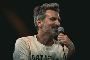Jean-Thomas Jobin Instagram - Chu pas tombé c’coup-là! 🕺🏻🕺🏻🕺🏻(brag)

(Bin, pas contre mon gré en tout cas)

Folle soirée de @sousecoute à Québec devant 11000 personnes endiablées et sonores (haha)

Merci aux fans du podcast pour votre touchante loyauté et GIGA merci à Mike, que je regarde semi amoureusement sur chaque photo, pour ces moments magiques.

Crédit photos: @michelgrenier, qui travaille si fort dans ce projet 🙏🏻❤️