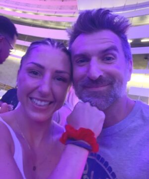 Jean-Thomas Jobin Instagram - J’ai accepté cet uppercut de la victoire sans rechigner! Bravo à ma bonne amie, ancienne coloc et alliée @kimklavel! Championne du monde depuis hier soir, une performance sans faille. Un exemple de détermination indéfectible et endiablée! Très fier de toi!  Savoure la victoire! ✊🏻🕺🏻🎉🥊 #galaboxegym #bigbrothercelebrites