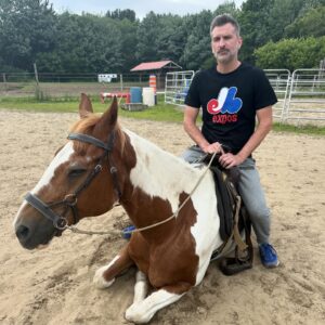 Jean-Thomas Jobin Instagram - Carrousel résumé d’une belle journée avec mon adorable amie @kimklavel. Pis j’ai formé des alliances avec tous les animaux de l’écurie. Particulièrement la chèvre Poupée qui a vécu une peine d’amour à mon départ! (Je risque de l’emmener en finale en tant que « goat ») (joke pour les initiés) 

Merci mon amie pour l’accueil chaleureux et merci aussi à sa maman Linda et son chum Réjean pour l’hospitalité équestre! 🐎