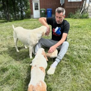 Jean-Thomas Jobin Instagram - Carrousel résumé d’une belle journée avec mon adorable amie @kimklavel. Pis j’ai formé des alliances avec tous les animaux de l’écurie. Particulièrement la chèvre Poupée qui a vécu une peine d’amour à mon départ! (Je risque de l’emmener en finale en tant que « goat ») (joke pour les initiés) 

Merci mon amie pour l’accueil chaleureux et merci aussi à sa maman Linda et son chum Réjean pour l’hospitalité équestre! 🐎