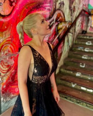 Jeanette Biedermann Instagram - Was für ein schöner Abend gestern @bunte_magazin @bunte_newfaces vielen Dank, für die Einladung! So eine schöne Location @fotografiska.berlin ! #🤗 

So, jetzt geht’s wieder ans Proben, fürs Couch-Konzert! #🤩 Wer von euch ist mit dabei? Es sind nur noch ganz wenige Karten, also wer noch kommen möchte, schnell Tickets sichern…. #🥳 

Ich wünsche euch ein tolles Wochenende! #😘 

#jeanettebiedermann #musik #neuemusik #livemusik #💗