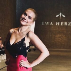 Jeanette Biedermann Instagram - Was für ein schöner Abend gestern @ewaherzogberlin ! #💞 So liebe Leute wieder getroffen und schöne Mode gesehen. Danke, für die Einladung! Und jetzt geht es wieder ab ins Studio! Musik machen… #💗 

#jeanettebiedermann #musik #fashionweek @reichertplus