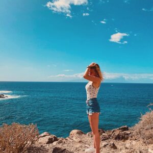 Jeanette Biedermann Instagram - Ich hab so Lust auf Urlaub! Aber ich mache gerade ein neues Album und bin fleißig in den vier Wänden meines Studios eingesperrt! Das ist ähnlich wie Urlaub, Urlaub für die Seele, die endlich schreiben kann, was ihr auf dem Herzen liegt! Und zu Ende bringen kann, was so lang unter den Herzklappen schon schlummert. Also kurz um, mir geht es gut! Sogar sehr gut! Aber irgendwann muss ich wieder ans Meer…. #🤗 Auf die Bühne! Was dem Meer gleicht! Ein Meer aus uns und Musik…#🌊 Ich freu mich auf unser Couch-Konzert am 20. September! Und vielleicht hab ich bald noch eine kleine Überraschung für euch! #vorfreude 

Wie geht es euch? Wie verbringt ihr diese schönen warmen Tage gerade? Was hört ihr für Musik? 

#jeanettebiedermann #musik #neuemusik #live #livemusik #musikistliebe #konzertliebe #❤️