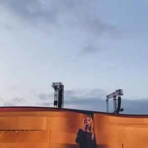 Jeanette Biedermann Instagram - Stunning Show @adele !! #🤩 Freitagabend in München Premiere von ADELE! Es war unfassbar!! Was für eine atemberaubende Frau, unendlich großartige Stimme, witzig, herzlich und liebevoll… Es war so schön!! 

Wie war euer Wochenende? Sehen wir uns bei den Couchkonzerten? Ich freue mich so sehr wieder für euch zu spielen.. und ich bin auf jeden Fall zum anfassen nah! #😅 #😍 Wenn ihr euch noch Tickets holen wollt, dann auf allen bekannten Vorverkaufsportalen und/oder die Links sind auch in meiner Bio im Profil… Ich freu mich so auf euch! #🫶 Es geht wieder los… #🧚 

#jeanettebiedermann #musik #livemusik #livenation #konzertliebe #❤️