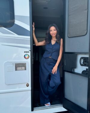 Jeannie Mai Instagram - Pinch me… working on something I’ve always wanted to do🥹 I can’t wait to share this first for me!! But first, can you guess where I’m shooting?? First five to guess right gets a special gift from me and my fam at @theowlsbrew cuz I wanna celebrate 🥂😎☀️