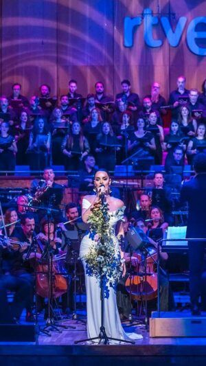 Jedet Instagram - El viernes pasado tuve el placer de cantar en directo mi versión de “Veneno pa tu piel” junto a la @orquestaycorortve 🤍✨ quiero agradecer que me permitieran ocupar este espacio para rendir homenaje a Cristina “La Veneno” y a todas mis hermanas trans, las que vinieron antes de mí y las que están por llegar. 

La canción original puede parecer simplemente una canción para bailar y con un mensaje frívolo pero no es así, cuando fui al estudio a trabajar en ella junto a @mygalx y @carlosares la letra se me clavaba como puñales y entendí el mensaje a la perfección. 

Todas nosotras hemos sufrido alguna vez que esa persona a la que amábamos nos escondiera,  se avergonzara de nosotras y rechazase nuestros cuerpos trans.

En estos días en el que celebramos el orgullo quiero recordaros que debemos usarlo para reivindicar lo que somos en honor a las que lucharon para que hoy en día tengamos más derechos que ellas.

Hermanas quiero recordaros que sois perfectas tal como sois, debemos sentirnos orgullosas. Para terminar quiero dejaros con unas palabras que dijo @paca_la_pirana en Veneno: “No todas tenemos la misma suerte porque no todas venimos del mismo sitio pero sin embargo, vengamos de donde vengamos, de alguna manera todas somos la misma”. 

🏳️‍⚧️💪🏻🤍✨

Gracias @rtve @rtveplay @orquestaycorortve 💕