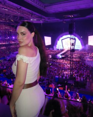 Jedet Instagram - 🐬💕🧜🏼‍♀️mañana será bonito ✨🏝️🩵 

Nunca había visto un show igual, wow 👑 gracias @karolg por una noche llena de luz, gracias por animarnos a amarnos a nosotras mismas aunque a veces cueste y el camino se ponga difícil. 

Gracias @anitawashere @livenationesp por la invitación 🙏🏻🤍🪽