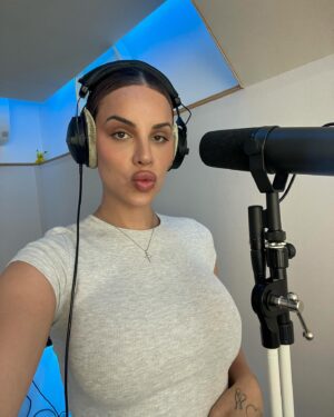 Jedet Instagram - Hoy ha salido mi mixtape “the doll”, justo en uno de mis peores momentos en cuanto a mi TLP y depresión. Soy muy sensible, insegura e incluso me definiria como débil pero siempre intento superar mis malos momentos con ganas y la verdad que no sé de dónde acabo sacando la fuerza siempre, cuando empecé en esto creé a “Jedet” para tener a esa mujer fuerte y segura a la que poder agarrarme, ser capaz de comerme el mundo y sentirme menos pequeñita y una vez más aquí he acabado, sin saber cómo pero salvándome a mí misma. Estoy orgullosa de lo trabajadora, constante y luchadora que soy, sin ningun sello detrás saco mi música adelante y me lo curro por conseguir hacer realidad mis sueños. Supongo que en mi ADN llevo lo de ser una trabajadora incansable gracias a mis abuelos que trabajaron tanto toda la vida. 

Si estás leyendo esto o escuchando mi música, gracias, significa mucho para mí. 

La portada es un homenaje a una de mis musas @lilkimthequeenbee forever queen 👑👑👑

Quiero agradecer a todos los que han creído en mí y me han apoyado @msnina @lazowi @beapelea @villanoantillano @kenyaracaile @lizzlov3 @coccolexa @akalagigii @pipobeatz @xema_fuentes @elbvnkz @chus.santana @kabasakiprod @djtraofficial @yassirbaitra @azel._ @frangranadafilm @by.tapeo @manu.jaime @_sergimoreno @dannagarrido @naumunne @mariinapedrosa @solettesol @andrearuiizc @dylanaranda_ @lanicks.nicole @das1gner @cesarelac @slatinize @andrea_rguez__ @mariaalosada @33producciones @theprojectbcn @24sone @tomaspalaciostp @artistpublicist @altafonte_spain @spotifyspain @inmanagement @andreaazumarraga @ucancallmehottie @albacapllonch @danielfortana @sebas.hotmail @cescobosa_ a mi psicólogo, psiquiatra, a mi novio que es el mejor, a mis amigas y a mi mami 💖✨

Fotos @manu.jaime 
Set design @jorgegl__   @marinaportaaa @catalinahache 

Doll season!!! Espero que os guste 🙏🏻 THE DOLL OUT NOW LINK BIO