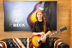 Jeff Beck Instagram - On what would have been Jeff Beck’s birthday, Gibson held a gathering with some of Jeff’s long-time friends and collaborators to celebrate his memory at the Gibson Garage London, with the launch of the Gibson Custom Jeff Beck “YardBurst” 1959 Les Paul Standard. 

At this intimate event, attendees included Jimmy Page, Billy Gibbons, Chris Robinson, Graham Coxon and Sandra Beck, who gathered to remember the guitar legend at a show curated and hosted by Imelda May, which included performances from Toby Lee, Johnny Depp and from Jeff’s live band, Anika Nilles.

📷: Robin Clewley