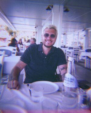 Jeff Panacloc Instagram - Le sourire du mec qui sait qu’il va vous annoncer son prochain banger…
Popopopo… normalement je suis censé ne rien dire… et puis faire genre le suspense et le mystère mais P****** ça démange…
Bref, j’espère que vous kiffez les médailles d’or et les commentateurs misogynes.
Nous, on bosse, on BOOOOSSE et on se repose aussi j’avoue…
Bref, allez chut.
Love You ❤️🙃