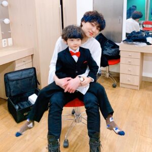 Jegal Eun-yu Instagram - 강승윤님 실물로 보고 기절할뻔~
얼굴도 엄청 작고 진짜 너무 멋있어서 
마구마구 주접을 떨고 싶었지만
아들앞이라 참았다 😂😂
무슨정신이였는지 사인을 못받아와
한참을 아쉬워 했다🥺 
아니 지금까지 아쉬워 하는중~

어젯밤 은유는 강승윤님의 아이야를 
무한반복으로 들으며 잠이 들었어요
.
.
#강승윤 #아이야 
#강승윤아이야 #강승윤솔로 
#리틀강승윤 #위너강승윤 #위너
#강승윤님사랑합니다
#솔로앨범대박날듯 
#노래너무좋아요