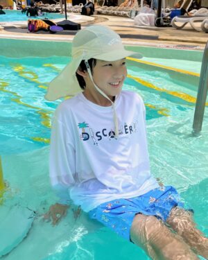 Jegal Eun-yu Instagram - #협찬 @discoveryexpeditionkids_kr 
와우 눈치싸움 성공!!!
물놀이하는데 내내 날이 너무 좋다~
시원한 물에서 참방거리니 더위도 싹 날아가고
넘나 행복~

집오는길에는 비가 엄청내려서 무서웠다는 후문이~~

밝은색상 래쉬가드로 입어서 내리쬐는 태양에도 뜨겁지 않았어요

🤍키즈 김다예 콜라보 그래픽 워터 긴팔티셔츠: 신축성, 복원력 우수, UPF 소재로 UV 차단 기능
🩵키즈 김다예 콜라보 올오버 패턴 워터숏: 신축성, 복원력 우수, UPF 소재로 UV 차단 기능
🖤클리어 토트 크로스 투웨이백 : 클리어한 소재로 피크닉, 리조트룩에 포인트 / 투웨이 연출 가능

#리틀디스커버러 #디스커버리키즈 #키즈수영복 #디스커버리키즈수영복 
#디스커버리키즈래쉬가드 #남아래쉬가드 #키즈티셔츠 #아동티셔츠 #아동수영복 #키즈인플루언서 #키즈모델
#오션월드
