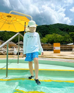 Jegal Eun-yu Instagram - #협찬 @discoveryexpeditionkids_kr 
와우 눈치싸움 성공!!!
물놀이하는데 내내 날이 너무 좋다~
시원한 물에서 참방거리니 더위도 싹 날아가고
넘나 행복~

집오는길에는 비가 엄청내려서 무서웠다는 후문이~~

밝은색상 래쉬가드로 입어서 내리쬐는 태양에도 뜨겁지 않았어요

🤍키즈 김다예 콜라보 그래픽 워터 긴팔티셔츠: 신축성, 복원력 우수, UPF 소재로 UV 차단 기능
🩵키즈 김다예 콜라보 올오버 패턴 워터숏: 신축성, 복원력 우수, UPF 소재로 UV 차단 기능
🖤클리어 토트 크로스 투웨이백 : 클리어한 소재로 피크닉, 리조트룩에 포인트 / 투웨이 연출 가능

#리틀디스커버러 #디스커버리키즈 #키즈수영복 #디스커버리키즈수영복 
#디스커버리키즈래쉬가드 #남아래쉬가드 #키즈티셔츠 #아동티셔츠 #아동수영복 #키즈인플루언서 #키즈모델
#오션월드