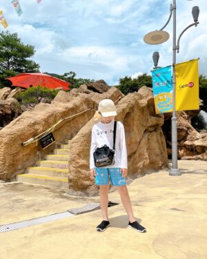 Jegal Eun-yu Instagram - #협찬 @discoveryexpeditionkids_kr 
와우 눈치싸움 성공!!!
물놀이하는데 내내 날이 너무 좋다~
시원한 물에서 참방거리니 더위도 싹 날아가고
넘나 행복~

집오는길에는 비가 엄청내려서 무서웠다는 후문이~~

밝은색상 래쉬가드로 입어서 내리쬐는 태양에도 뜨겁지 않았어요

🤍키즈 김다예 콜라보 그래픽 워터 긴팔티셔츠: 신축성, 복원력 우수, UPF 소재로 UV 차단 기능
🩵키즈 김다예 콜라보 올오버 패턴 워터숏: 신축성, 복원력 우수, UPF 소재로 UV 차단 기능
🖤클리어 토트 크로스 투웨이백 : 클리어한 소재로 피크닉, 리조트룩에 포인트 / 투웨이 연출 가능

#리틀디스커버러 #디스커버리키즈 #키즈수영복 #디스커버리키즈수영복 
#디스커버리키즈래쉬가드 #남아래쉬가드 #키즈티셔츠 #아동티셔츠 #아동수영복 #키즈인플루언서 #키즈모델
#오션월드
