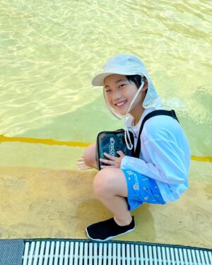 Jegal Eun-yu Instagram - #협찬 @discoveryexpeditionkids_kr 
와우 눈치싸움 성공!!!
물놀이하는데 내내 날이 너무 좋다~
시원한 물에서 참방거리니 더위도 싹 날아가고
넘나 행복~

집오는길에는 비가 엄청내려서 무서웠다는 후문이~~

밝은색상 래쉬가드로 입어서 내리쬐는 태양에도 뜨겁지 않았어요

🤍키즈 김다예 콜라보 그래픽 워터 긴팔티셔츠: 신축성, 복원력 우수, UPF 소재로 UV 차단 기능
🩵키즈 김다예 콜라보 올오버 패턴 워터숏: 신축성, 복원력 우수, UPF 소재로 UV 차단 기능
🖤클리어 토트 크로스 투웨이백 : 클리어한 소재로 피크닉, 리조트룩에 포인트 / 투웨이 연출 가능

#리틀디스커버러 #디스커버리키즈 #키즈수영복 #디스커버리키즈수영복 
#디스커버리키즈래쉬가드 #남아래쉬가드 #키즈티셔츠 #아동티셔츠 #아동수영복 #키즈인플루언서 #키즈모델
#오션월드