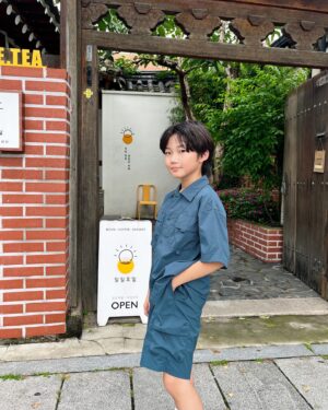 Jegal Eun-yu Instagram - #협찬 @topten10kids_official 
갑자기 비가 쏟아지다가 해가 쨍 나오다가
종잡을수 없는 날씨~
너무너무 덥고 습했지만 
다니는 길마다 정말 예뻐서 찰칵찰칵📸

오늘도 수고했어💙

은유입은옷
테마 썸머캠프 입체포켓 반팔 셔츠 140
테마 썸머캠프 입체포켓 4부 쇼츠 140

스트레치가 좋고 주름 가공이 가미되어 청량한 터치감에 체크✅
상,하의 양쪽 빅 입체 포켓 디자인으로 캠핑 무드의 트렌디한 감성✅

#탑텐키즈 #탑텐 #캠핑룩 #키즈코디 #주니어룩 
#키즈룩 #남아코디 #키즈모델 #주니어모델 #아역배우