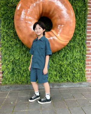 Jegal Eun-yu Instagram - #협찬 @topten10kids_official 
갑자기 비가 쏟아지다가 해가 쨍 나오다가
종잡을수 없는 날씨~
너무너무 덥고 습했지만 
다니는 길마다 정말 예뻐서 찰칵찰칵📸

오늘도 수고했어💙

은유입은옷
테마 썸머캠프 입체포켓 반팔 셔츠 140
테마 썸머캠프 입체포켓 4부 쇼츠 140

스트레치가 좋고 주름 가공이 가미되어 청량한 터치감에 체크✅
상,하의 양쪽 빅 입체 포켓 디자인으로 캠핑 무드의 트렌디한 감성✅

#탑텐키즈 #탑텐 #캠핑룩 #키즈코디 #주니어룩 
#키즈룩 #남아코디 #키즈모델 #주니어모델 #아역배우