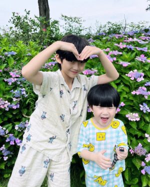 Jegal Eun-yu Instagram - 예쁜 수국이 한가득 피어있는곳
이곳이 어디일까요💜💜💙💙
아이들이랑 가기좋은곳
아이들이 너무 좋아하는곳
엄마는 더 좋아하는곳

이곳은 바로~~

친정집 정원 🪻🪻🪻

아빠가 열심히 꾸민 예쁜 꽃동산~

#수국 #친정 #형제 #정원 #아들둘
#일상 #소확행 #여행 #힐링
#예쁜정원 #예쁜꽃 #우유형제 #형제스타그램