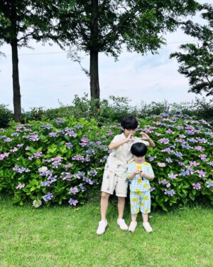 Jegal Eun-yu Instagram - 예쁜 수국이 한가득 피어있는곳
이곳이 어디일까요💜💜💙💙
아이들이랑 가기좋은곳
아이들이 너무 좋아하는곳
엄마는 더 좋아하는곳

이곳은 바로~~

친정집 정원 🪻🪻🪻

아빠가 열심히 꾸민 예쁜 꽃동산~

#수국 #친정 #형제 #정원 #아들둘
#일상 #소확행 #여행 #힐링
#예쁜정원 #예쁜꽃 #우유형제 #형제스타그램