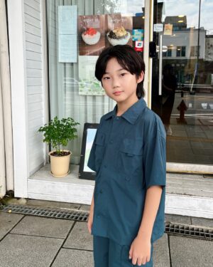 Jegal Eun-yu Instagram - #협찬 @topten10kids_official 
갑자기 비가 쏟아지다가 해가 쨍 나오다가
종잡을수 없는 날씨~
너무너무 덥고 습했지만 
다니는 길마다 정말 예뻐서 찰칵찰칵📸

오늘도 수고했어💙

은유입은옷
테마 썸머캠프 입체포켓 반팔 셔츠 140
테마 썸머캠프 입체포켓 4부 쇼츠 140

스트레치가 좋고 주름 가공이 가미되어 청량한 터치감에 체크✅
상,하의 양쪽 빅 입체 포켓 디자인으로 캠핑 무드의 트렌디한 감성✅

#탑텐키즈 #탑텐 #캠핑룩 #키즈코디 #주니어룩 
#키즈룩 #남아코디 #키즈모델 #주니어모델 #아역배우