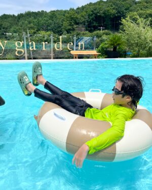 Jegal Eun-yu Instagram - 신나는 물놀이
광대가 안내려오는 아이들

공기도 맑고 뷰도 좋은곳에서 물놀이하니
더더더 신났다는거🌴

장마 빨리 지나가라 또 놀러가게~~😚

#물놀이 #우유형제 #다정한형제 #포천여행 
#포천아이와가볼만한곳 #아이와함께가볼만한곳 
#아이와여행 #아들둘 #아들둘맘 
#형제스타그램 #예쁜카페 #예쁜수영장
#서울근교여행