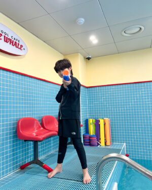 Jegal Eun-yu Instagram - #광고 
꺄~~여름입니다!!!🩵🩵
더위는 싫지만 물놀이는 너무 좋아요~
다들 래쉬가드 준비하셨나요???
이번주는
날씨가 30도를 웃돈다는데 빨리빨리 준비해서 물놀이가요💦

은유가 준비한 래쉬가드는 UV차단기능과 
피부에 닿으면 시원함이 느껴지는 냉감소재가 들어간
노스페이스키즈 서프사이드집업과 서프사이드쇼츠에요

쇼츠에 수영모도 세트로 있어서 실내수영장에서도 ok

가슴 와펜형 그래픽 포인트가 한결 시원한 느낌을 주고 
레깅스가 붙어있는 쇼츠는 신축성도 좋아서 입고벗기도 정말 편해요

은유는 시크한 블랙으로 초이스해봤는데 어때요??🖤🖤

🏊🏻 은유 키 134cm 몸무게26kg
키즈 서프사이드 집업 블랙 140
키즈 서프사이드 쇼츠 블랙 140
.
.

@thenorthfacekids_kr
#노스페이스 #노스페이스키즈 #키즈서프사이드집업 #키즈서프사이드쇼츠 #키즈래쉬가드 #키즈래시가드 #남아래쉬가드 #여아래쉬가드 #키즈래쉬가드추천 #키즈수영복 #남아수영복 #여아수영복 #키즈수영복추천 #키즈여름코디 #키즈코디 #키즈룩 #키즈옷 #키즈스타일 #키즈코디 #키즈데일리룩 #키즈패션 #초등학생패션 #물놀이코디 #수영장코디 #여름코디