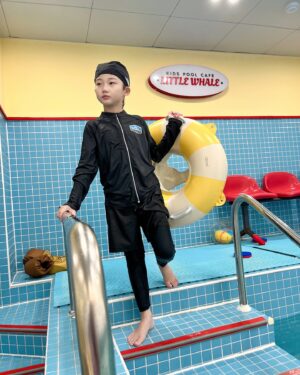 Jegal Eun-yu Instagram - #광고 
꺄~~여름입니다!!!🩵🩵
더위는 싫지만 물놀이는 너무 좋아요~
다들 래쉬가드 준비하셨나요???
이번주는
날씨가 30도를 웃돈다는데 빨리빨리 준비해서 물놀이가요💦

은유가 준비한 래쉬가드는 UV차단기능과 
피부에 닿으면 시원함이 느껴지는 냉감소재가 들어간
노스페이스키즈 서프사이드집업과 서프사이드쇼츠에요

쇼츠에 수영모도 세트로 있어서 실내수영장에서도 ok

가슴 와펜형 그래픽 포인트가 한결 시원한 느낌을 주고 
레깅스가 붙어있는 쇼츠는 신축성도 좋아서 입고벗기도 정말 편해요

은유는 시크한 블랙으로 초이스해봤는데 어때요??🖤🖤

🏊🏻 은유 키 134cm 몸무게26kg
키즈 서프사이드 집업 블랙 140
키즈 서프사이드 쇼츠 블랙 140
.
.

@thenorthfacekids_kr
#노스페이스 #노스페이스키즈 #키즈서프사이드집업 #키즈서프사이드쇼츠 #키즈래쉬가드 #키즈래시가드 #남아래쉬가드 #여아래쉬가드 #키즈래쉬가드추천 #키즈수영복 #남아수영복 #여아수영복 #키즈수영복추천 #키즈여름코디 #키즈코디 #키즈룩 #키즈옷 #키즈스타일 #키즈코디 #키즈데일리룩 #키즈패션 #초등학생패션 #물놀이코디 #수영장코디 #여름코디