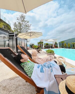 Jegal Eun-yu Instagram - 해외여행 뭐하러가요 여기가 더 좋은데~🏖️🌴
언제나 느끼지만 뷰가 정말 예술💚

수족구때문에 일주일간 아프고
학교도 얼집도 놀러도 못가고 고생했던 아이들을 위해
확진소견서 받은기념으로 힐링되는곳에 다녀왔어요~

밥도 너무 맛나고 차도 맛있고~~직원분들도 친절한곳~

모처럼 외출이 정말 행복했네요!!!

아이들이랑 가기 너무너무 좋은곳
집에 안가겠다고 때쓰는 아이들한테 
다음에 또 방문하기로 약속하고 겨우 빠져나온건 안비밀🤣

#여행 #아이랑가기좋은곳 #아이와가볼만한곳 #포천여행
#포천핫플 #물놀이 #카페 #수영 #물놀이카페 #수영장카페 
#포천카페 #서울인근여행 #구디가든 #아이와여행 #우유형제
#아들둘 #서울근교수영장카페