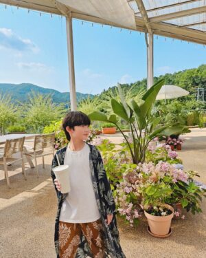 Jegal Eun-yu Instagram - 해외여행 뭐하러가요 여기가 더 좋은데~🏖️🌴
언제나 느끼지만 뷰가 정말 예술💚

수족구때문에 일주일간 아프고
학교도 얼집도 놀러도 못가고 고생했던 아이들을 위해
확진소견서 받은기념으로 힐링되는곳에 다녀왔어요~

밥도 너무 맛나고 차도 맛있고~~직원분들도 친절한곳~

모처럼 외출이 정말 행복했네요!!!

아이들이랑 가기 너무너무 좋은곳
집에 안가겠다고 때쓰는 아이들한테 
다음에 또 방문하기로 약속하고 겨우 빠져나온건 안비밀🤣

#여행 #아이랑가기좋은곳 #아이와가볼만한곳 #포천여행
#포천핫플 #물놀이 #카페 #수영 #물놀이카페 #수영장카페 
#포천카페 #서울인근여행 #구디가든 #아이와여행 #우유형제
#아들둘 #서울근교수영장카페