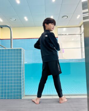 Jegal Eun-yu Instagram - #광고 
꺄~~여름입니다!!!🩵🩵
더위는 싫지만 물놀이는 너무 좋아요~
다들 래쉬가드 준비하셨나요???
이번주는
날씨가 30도를 웃돈다는데 빨리빨리 준비해서 물놀이가요💦

은유가 준비한 래쉬가드는 UV차단기능과 
피부에 닿으면 시원함이 느껴지는 냉감소재가 들어간
노스페이스키즈 서프사이드집업과 서프사이드쇼츠에요

쇼츠에 수영모도 세트로 있어서 실내수영장에서도 ok

가슴 와펜형 그래픽 포인트가 한결 시원한 느낌을 주고 
레깅스가 붙어있는 쇼츠는 신축성도 좋아서 입고벗기도 정말 편해요

은유는 시크한 블랙으로 초이스해봤는데 어때요??🖤🖤

🏊🏻 은유 키 134cm 몸무게26kg
키즈 서프사이드 집업 블랙 140
키즈 서프사이드 쇼츠 블랙 140
.
.

@thenorthfacekids_kr
#노스페이스 #노스페이스키즈 #키즈서프사이드집업 #키즈서프사이드쇼츠 #키즈래쉬가드 #키즈래시가드 #남아래쉬가드 #여아래쉬가드 #키즈래쉬가드추천 #키즈수영복 #남아수영복 #여아수영복 #키즈수영복추천 #키즈여름코디 #키즈코디 #키즈룩 #키즈옷 #키즈스타일 #키즈코디 #키즈데일리룩 #키즈패션 #초등학생패션 #물놀이코디 #수영장코디 #여름코디