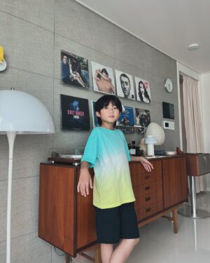 Jegal Eun-yu Instagram - #협찬
바캉스 가고싶어지는 옷~
곧 방학이다 조만간 떠나자!!!🌴🌴

은유랑 같이 떠나실분~🙌🏻

@topten10kids_official

#TOPTEN1OKIDS #TOPTENKIDS
#탑텐키즈 #탑텐키즈서포터즈 #키즈반팔티 #키즈반바지 #키즈여름셋업 #썸머룩 #놀이터 #초딩 #10살 #아들 
#키즈모델 #남아모델 #주니어모델 #미소천사 #키즈여름코디 #키즈스타일링