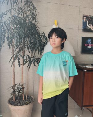 Jegal Eun-yu Instagram - #협찬
바캉스 가고싶어지는 옷~
곧 방학이다 조만간 떠나자!!!🌴🌴

은유랑 같이 떠나실분~🙌🏻

@topten10kids_official

#TOPTEN1OKIDS #TOPTENKIDS
#탑텐키즈 #탑텐키즈서포터즈 #키즈반팔티 #키즈반바지 #키즈여름셋업 #썸머룩 #놀이터 #초딩 #10살 #아들 
#키즈모델 #남아모델 #주니어모델 #미소천사 #키즈여름코디 #키즈스타일링
