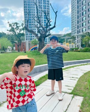 Jegal Eun-yu Instagram - #협찬 

하늘도 예쁘고 너도 예쁘고~

정말 말갛게 웃는다
찐행복 찐텐션

이날 예쁜 무지개도 봤는데🌈

@topten10kids_official

#TOPTEN1OKIDS #TOPTENKIDS
#탑텐키즈 #탑텐키즈서포터즈 #키즈반팔티 #키즈반바지 #키즈여름셋업 #썸머룩 #놀이터 #초딩 #10살 #아들 
#키즈모델 #남아모델 #주니어모델 #미소천사 #키즈여름코디 #키즈스타일링